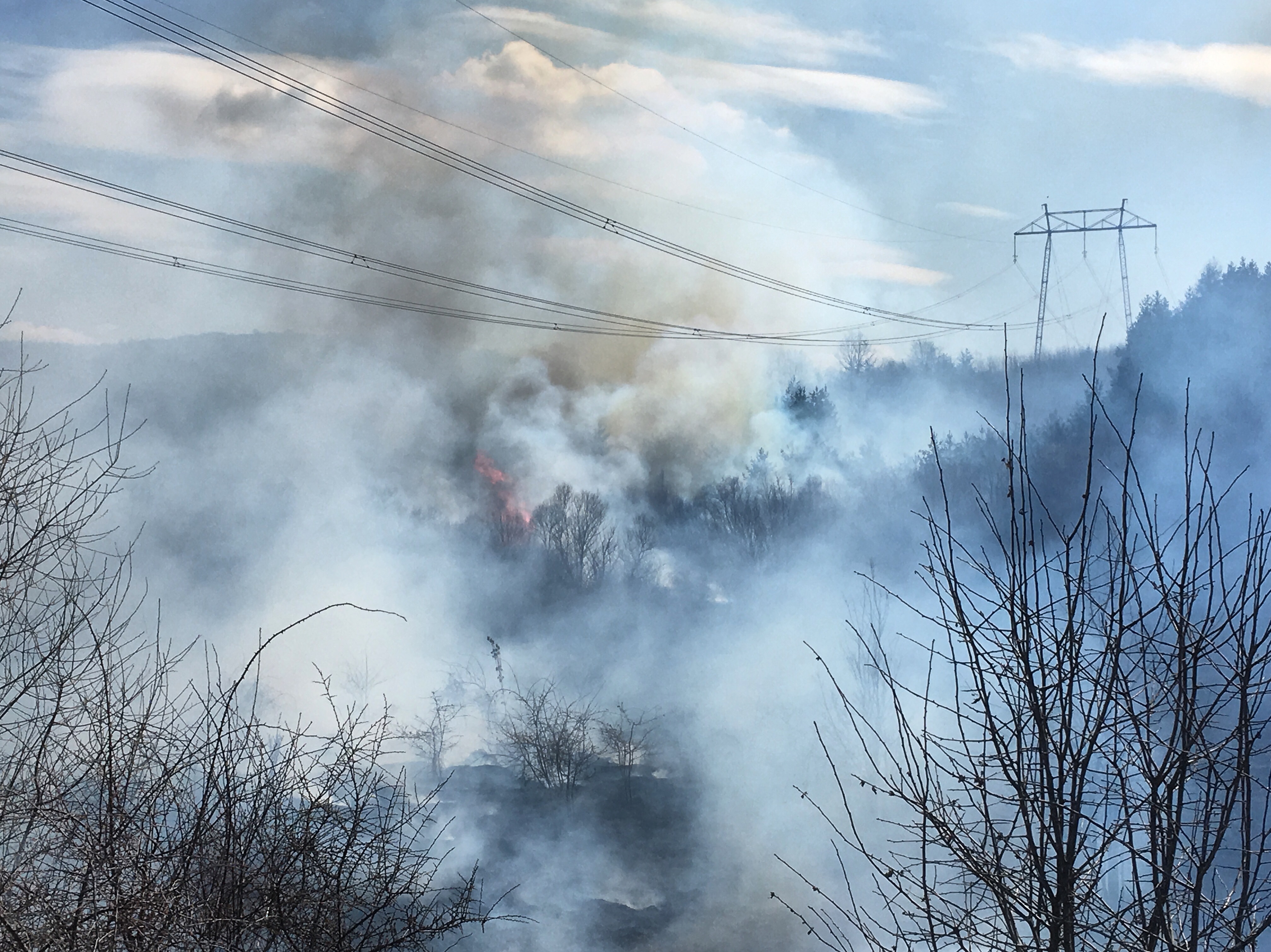 ИЗВЪНРЕДНО: Огромен пожар край Шума, огънят облизва близката гора (ЕКСКЛУЗИВНИ СНИМКИ)