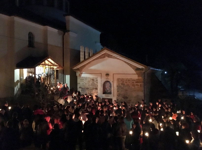 Стотици вярващи се стекоха в най-големия годечки храм, за да запалят свещица от Благодатния огън (СНИМКИ)