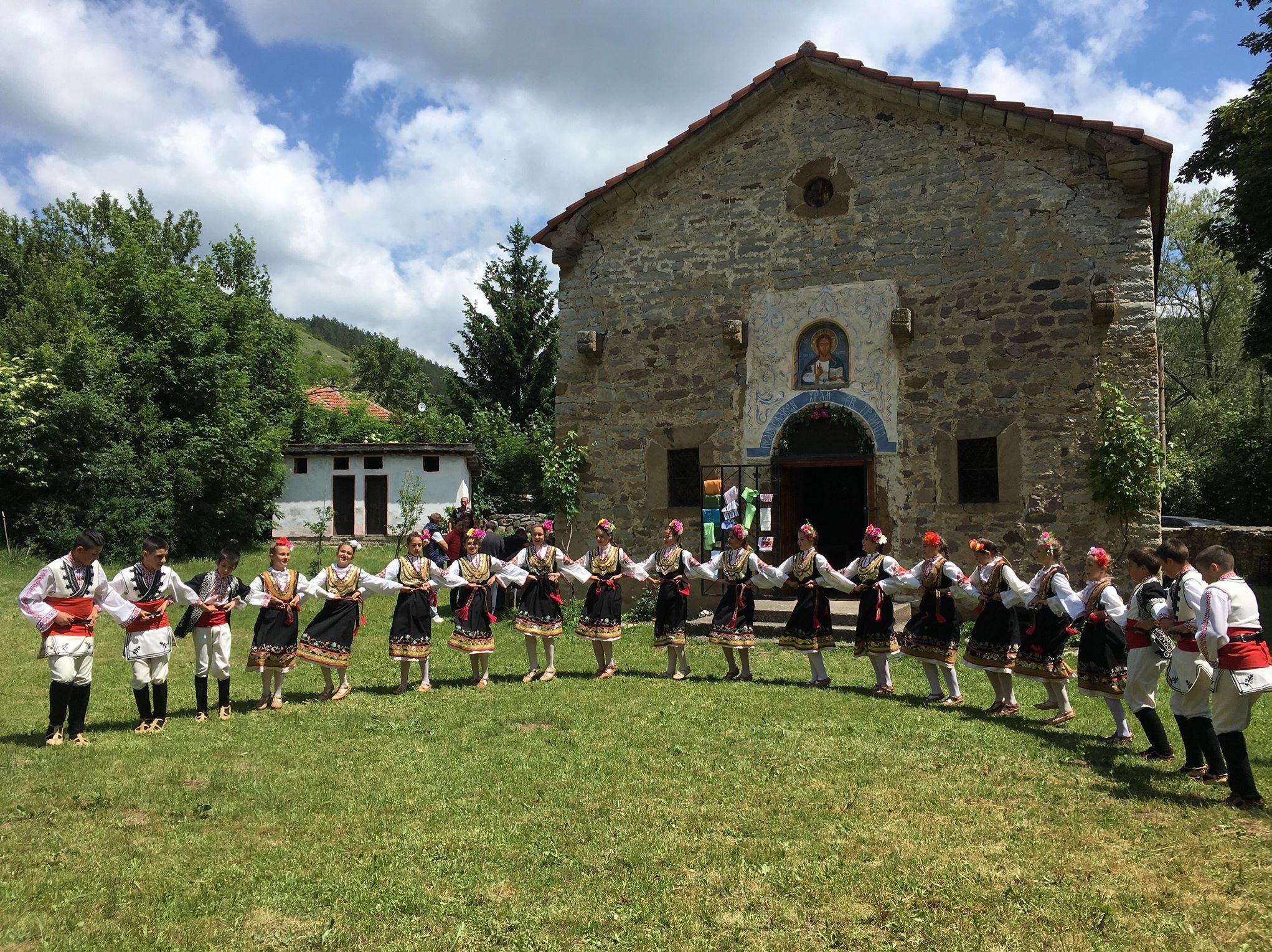 Село Комщица отбеляза празника си с фолклорни танци и музика