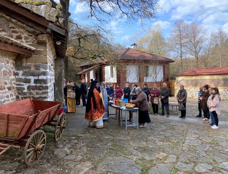 Шумският манастир отбеляза храмовия си празник без фермери и медиен шум (СНИМКИ)