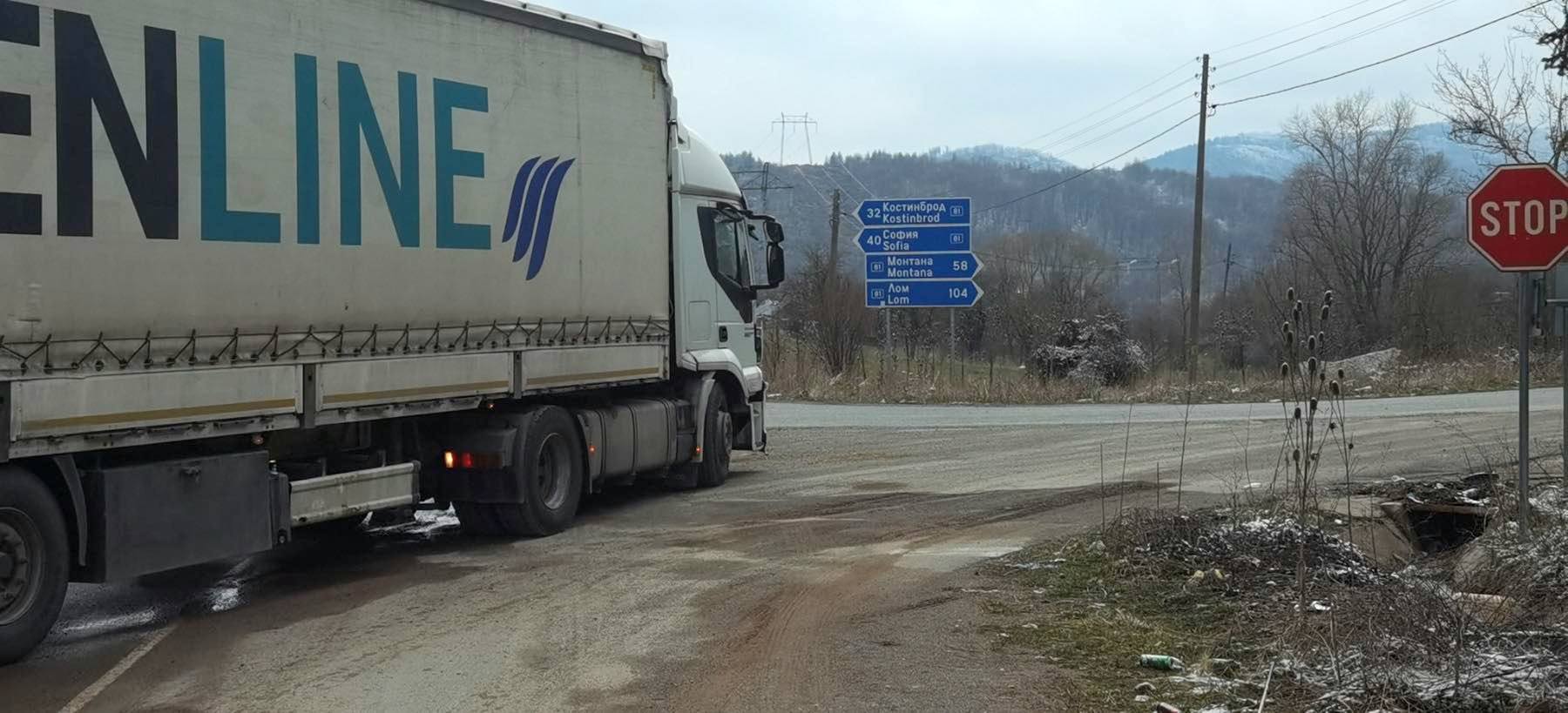 Аларма: Въпреки забраната десетки ТИР-ове се движат през „Петрохан“