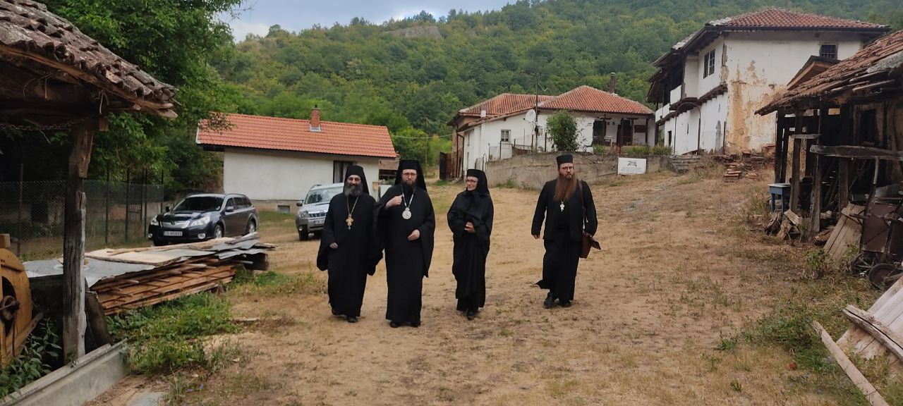 Викарият на патриарха слезе до Разбоишкия манастир и оглави служба (СНИМКИ)