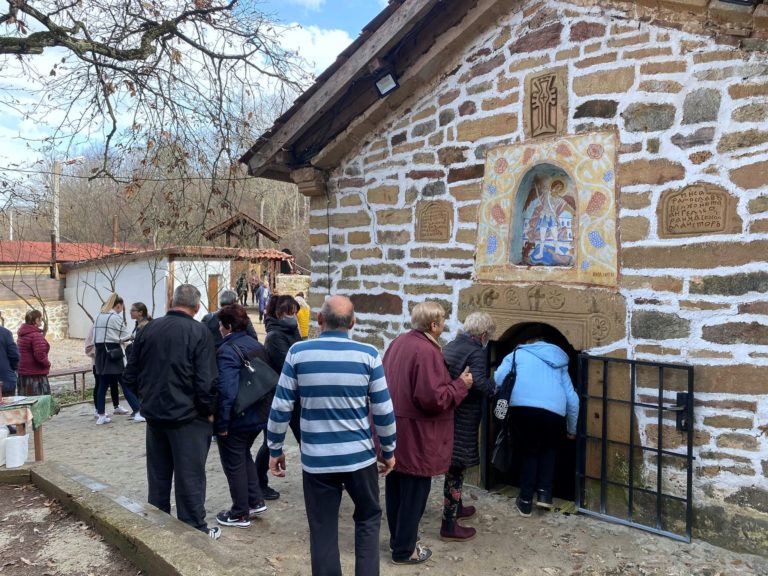 С боб чорба и риба ще черпят в Шумския манастир в петък